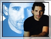 Eric Bana, czarna koszulka