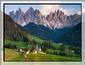 Góry, Drzewa, Val di Funes, Dolomity, Włochy, Domy, Wieś, Dolina, Santa Maddalena, Lasy, Chmury