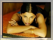 Nelly Furtado, Buzia