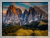 Dolina Val Gardena, Góry Sassolungo, Dolomity, Włochy, Płaskowyż Seiser Alm, Drzewa