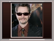 Gary Oldman, broda, okulary