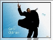 Gary Oldman, czarny strój, niebo