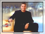 George Clooney, martini, czarny strój