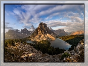 Góra Mount Assiniboine, Park Prowincjonalny Mount Assiniboine, Kolumbia Brytyjska, Jezioro Cerulean, Poranek, Góry, Chmury, Jezioro Sunburst Lake, Kanada