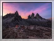 Góry Dolomity, Prowincja Belluno, Włochy, Tre Cime di Lavaredo, Domy, Dolina, Zachód słońca