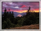 Zachód słońca, Rzeka Kolumbia, Stany Zjednoczone, Góry Kaskadowe, Drzewa, Columbia River Gorge, Góry, Chmury, Stan Waszyngton