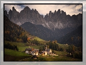 Góry, Drzewa, Las, Dolomity, Włochy, Kościół, Santa Maddalena, Masyw Odle, Dolina Val di Funes, Domy, Wieś