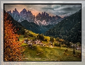 Góry, Dolina Val di Funes, Santa Maddalena, Dolomity, Włochy, Lasy, Domy, Wieś, Droga, Drzewa, Jesień