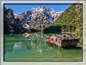 Jezioro Pragser Wildsee, Włochy, Drewniany, Góry, Drzewa, Południowy Tyrol, Łódki, Dolomity, Dom