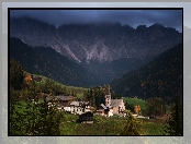 Góry, Domy, Drzewa, Dolomity, Włochy, Chmury, Santa Maddalena, Las, Dolina Val di Funes, Kościół, Wieś