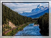 Góry Skaliste, Drzewa, Las, Ośnieżone, Kanada, Bow River, Tory kolejowe, Szczyty, Alberta, Rzeka, Park Narodowy Banff