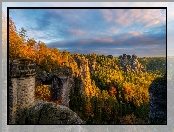 Skały, Las, Chmury, Góry Połabskie, Park Narodowy Saskiej Szwajcarii, Saksonia, Niemcy, Drzewa, Jesień