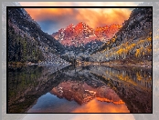 Góry Skaliste, Chmury, Jezioro Maroon Lake, Odbicie, Szczyty Maroon Bells, Stan Kolorado, Stany Zjednoczone, Drzewa