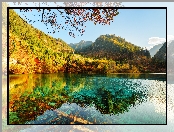Chiny, Jezioro Wu Hua Hai - Pięciu Kwiatów, Drzewa, Park Narodowy Jiuzhaigou, Jesień, Las, Góry