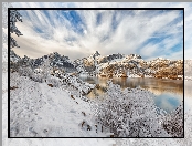 Hiszpania, Drzewa, Jezioro Embalse de Riaño, Śnieg, Kastylia i León, Zima, Góry, Krzewy