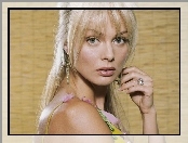 Izabella Scorupco, kolczyki, grzywka, wiszące