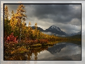 Jesień, Drzewa, Jezioro Nevidimka, Wzgórza, Rosja, Odbicie, Kołyma, Góry Kołymskie, Magadan, Roślinność, Chmury