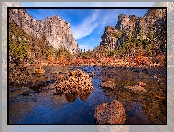 Jesień, Park Narodowy Yosemite, Góry Sierra Nevada, Kępy, Stany Zjednoczone, Merced River, Drzewa, Kalifornia, Rzeka, Trawy, Kamienie, Chmury