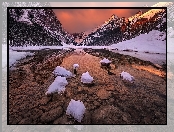 Jezioro Lake Louise, Zima, Wschód słońca, Park Narodowy Banff, Prowincja Alberta, Kanada, Góry Canadian Rockies