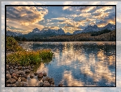 Niebo, Kamienie, Szuwary, Drzewa, Odbicie, Little Redfish Lake, Jezioro, Góry, Idaho, Stany Zjednoczone, Obłoki