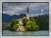 Jezioro Bled, Słowenia, Góry, Kościół Wniebowzięcia Marii Panny, Chmury, Wyspa Blejski Otok, Drzewa, Schody, Lasy