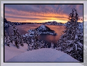 Jezioro Kraterowe, Park Narodowy Jeziora Kraterowego, Drzewa, Wyspa Czarodzieja, Stany Zjednoczone, Góry, Stan Oregon, Zima, Wschód słońca