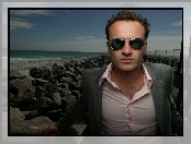 Julian McMahon, Okulary, Rozpięta, Koszula