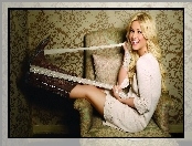 Uśmiechnięta, Julianne Hough