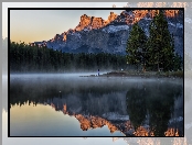 Two Jack Lake, Park Narodowy Banff, Drzewa, Góry, Odbicie, Kanada, Mgła, Jezioro