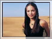 Kristin Kreuk, Pustynia, Naszyjnik