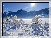 Austria, Jezioro Weißensee, Krzewy, Alpy Gailtalskie, Drzewo, Promienie słońca, Karyntia, Zima, Krajobraz, Góry
