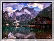 Góry, Pomost, Jezioro, Pragser Wildsee, Tyrol, Dom, Łódki, Dolomity, Chmury, Drewniany, Włochy, Lago di Braies