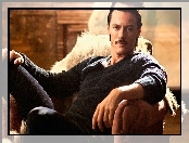 Luke Evans, Fotel, Brunet, Wąsy