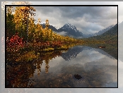 Jesień, Drzewa, Rosja, Jezioro Nevidimka, Magadan, Kołyma, Góry Kołymskie, Roślinność, Odbicie, Chmury