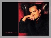 Mathew Perry, czarny strój