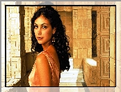 Morena Baccarin, Brunetka, Kolczyk