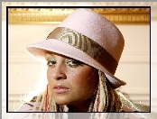 Nicole Richie, różowy kapelusz