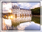 Zamek Chenonceau, Promienie słońca, Francja, Rzeka Cher, Odbicie, Drzewa, Niebo