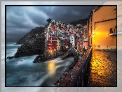 Włochy, Kolorowe, Riomaggiore, Cinque Terre, Noc, Morze, Zatoka, Miejscowość, Światła, Domy, Skały