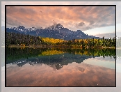 Góry, Patricia Lake, Odbicie, Jezioro, Park Narodowy Jasper, Prowincja Alberta, Kanada, Jesień, Drzewa