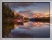 Jezioro Maligne, Kanada, Las, Przystań, Odbicie, Park Narodowy Jasper, Łódki, Góry, Drzewa