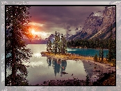 Park Narodowy Jasper, Jezioro Maligne, Kanada, Promienie słońca, Alberta, Zachód słońca, Góry, Wyspa Ducha, Drzewa, Chmury