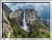 Wodospad, Park Narodowy Yosemite, Kalifornia, Chmury, Góry, Drzewa