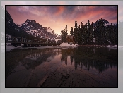 Park Narodowy Yoho, Jezioro, Most, Zima, Kanada, Góry, Chmury, Dom, Prowincja Kolumbia Brytyjska, Emerald Lake, Drzewa