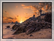 Latarnia morska, Brignogan-Plage, Francja, Phare de Pontusval, Skały, Zachód słońca, Chmury