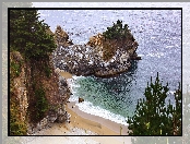 Plaża, Morze, Zatoka McWay Cove, Drzewa, Stany Zjednoczone, Skały, Kalifornia, Sosny, Park stanowy Julii Pfeiffer Burns