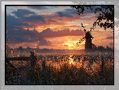 Pola, Grafika, Zachód słońca, Płot, Wiatrak, AI, Niebo, Trawy