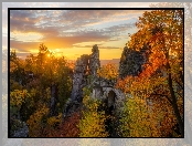 Jesień, Park Narodowy Saskiej Szwajcarii, Góry Połabskie, Las, Skały, Saksonia, Niemcy, Drzewa, Zachód słońca, Chmury, Bastei