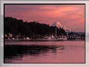 Port, Zatoka Gig Harbor, Jezioro, Przystań, Stany Zjednoczone, Mount Rainier, Zachód słońca, Żaglówki, Stan Waszyngton, Góra, Drzewa