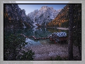 Łódki, Domek, Południowy Tyrol, Drewniany, Jezioro Pragser Wildsee, Włochy, Góry Dolomity, Pomost, Lago di Braies, Drzewa